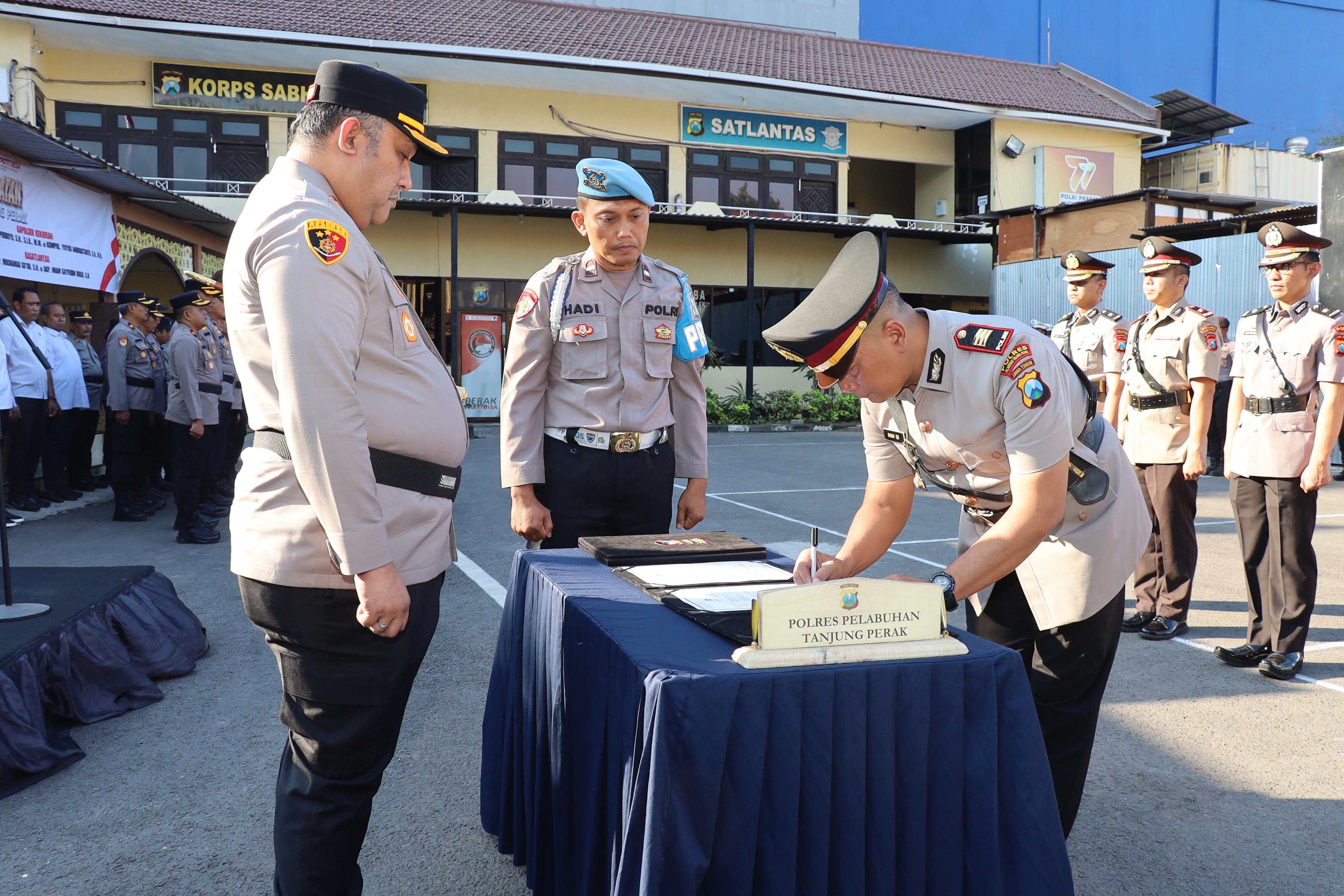 Kapolres Tanjung Perak Pimpin Sertijab 3 Kapolsek dan Kasatlantas, Tekankan Integritas dan Profesionalisme