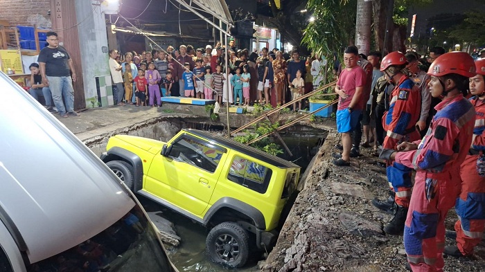 Jembatan Jalan Arif Rahman Hakim Surabaya Ambruk, Dua Mobil Tercebur ke Sungai