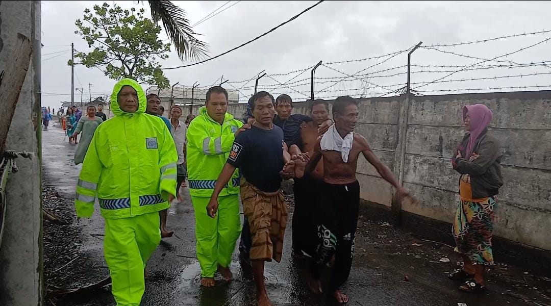 Satpolairud Polres Situbondo Selamatkan Nelayan di Tengah Laut Akibat Kapal Karam