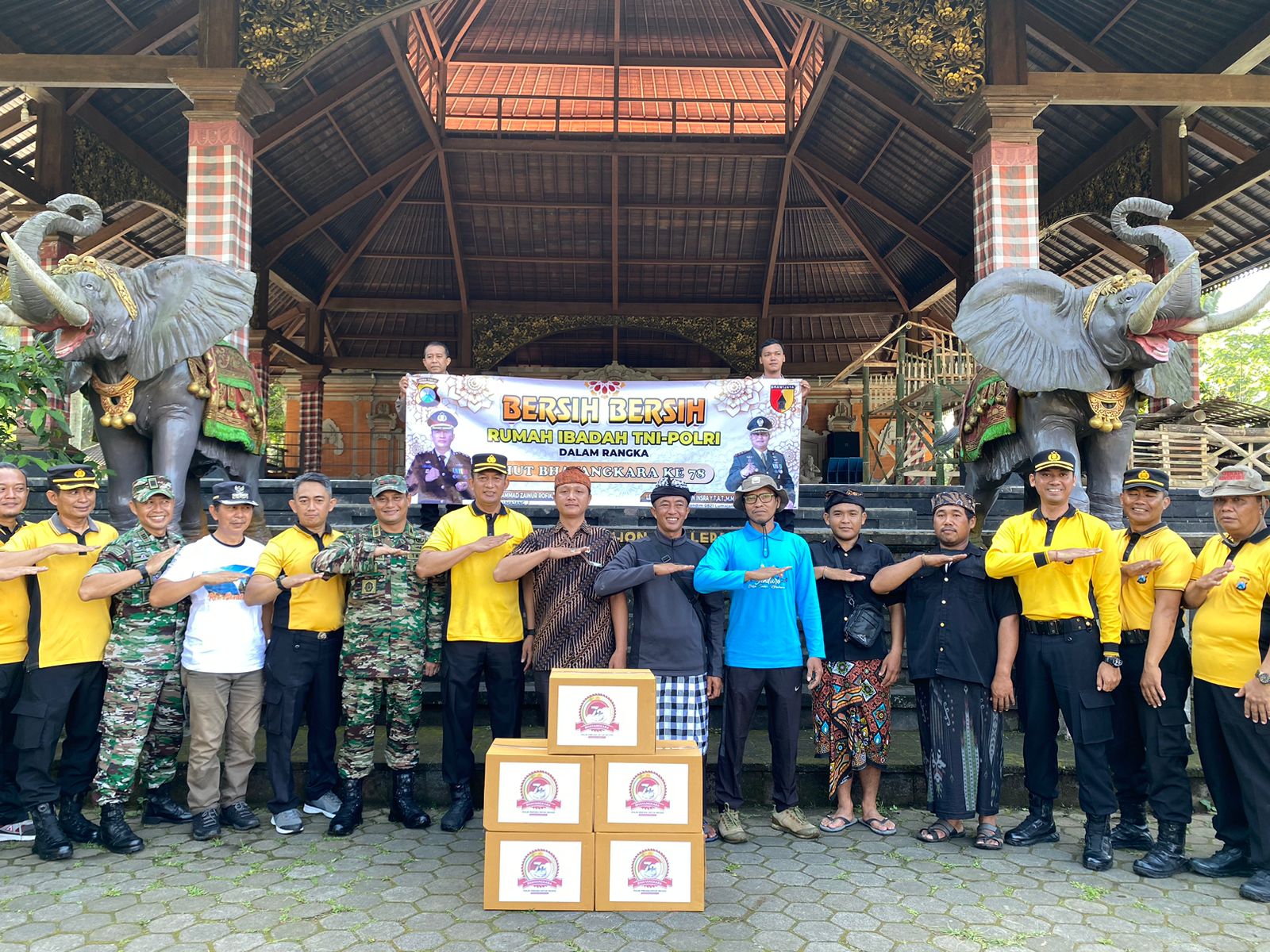 Sambut Hari Bhayangkara Ke-78, Polres Lumajang Gelar Baksos Bersih-Bersih Tempat Ibadah