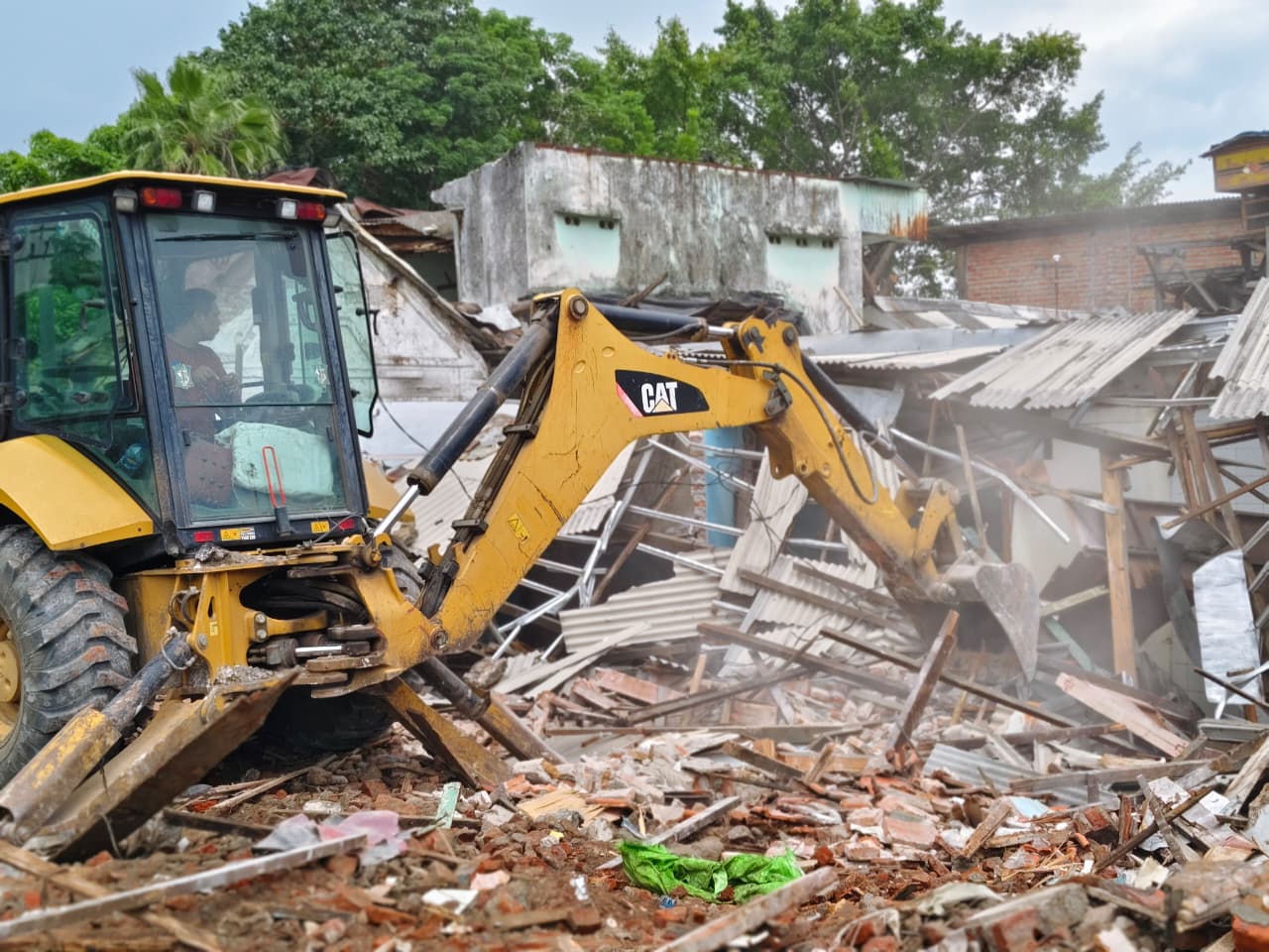 Percepat Proyek Flyover Taman Pelangi, Pemkot Surabaya Bongkar Sisa Bangunan Warga