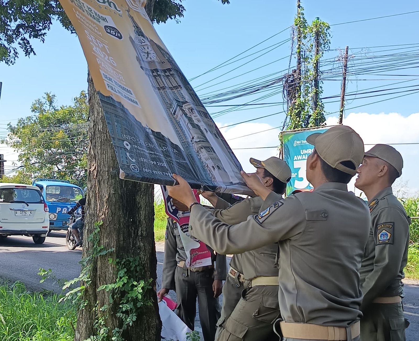 Ada Instruksi Presiden, Ratusan Reklame Tak Berizin di Gresik Dicopot Satpol PP