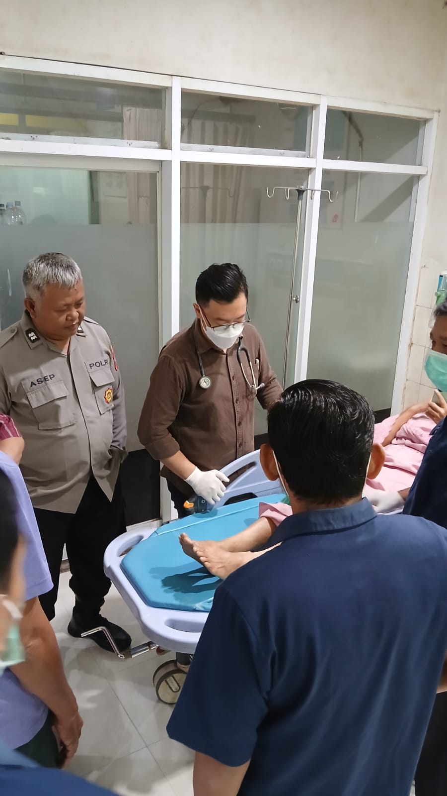 Anggota Polres Lumajang Bantu Ibu yang Terpeleset Saat Salat Tarawih