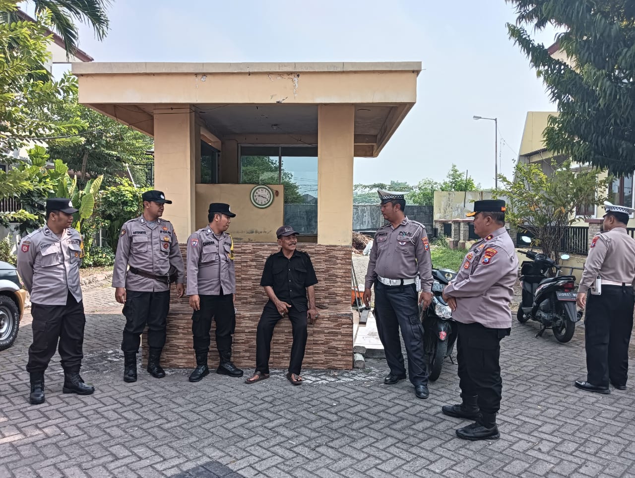 Situasi Kondusif di Sukomanunggal, Kapolsek Imbau Warga Tetap Beraktivitas Normal