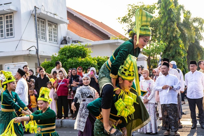 Gelar Kirab Budaya, Pemkab Gresik Bagikan Ribuan Bandeng kepada Warga