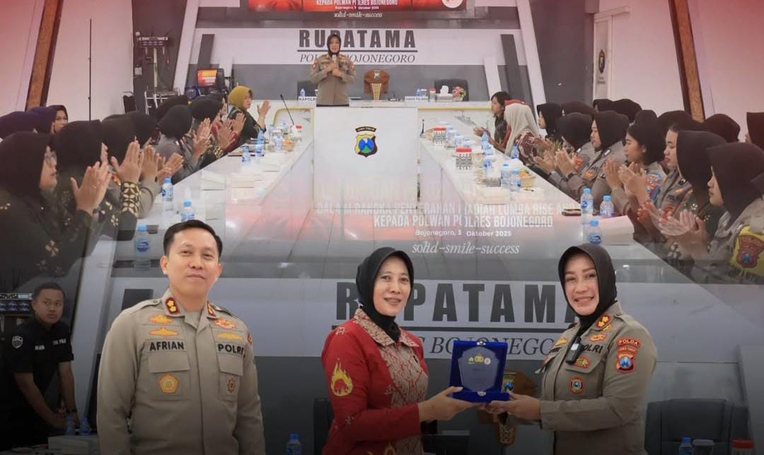 Pakor Polwan Polda Jatim Serahkan Hadiah Rise and Speak ke Polwan Polres Bojonegoro