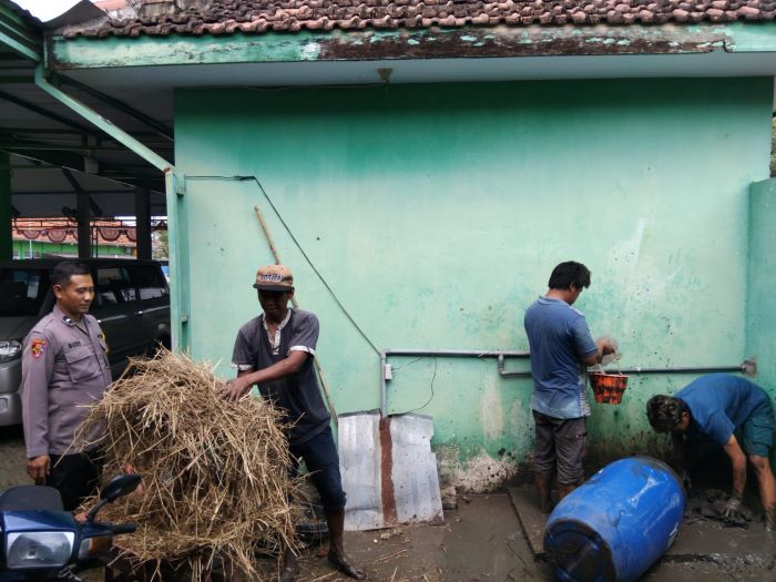 Dukung Ketahanan Pangan, Polisi Patroli Humanis di Tempat Budi Daya Belut