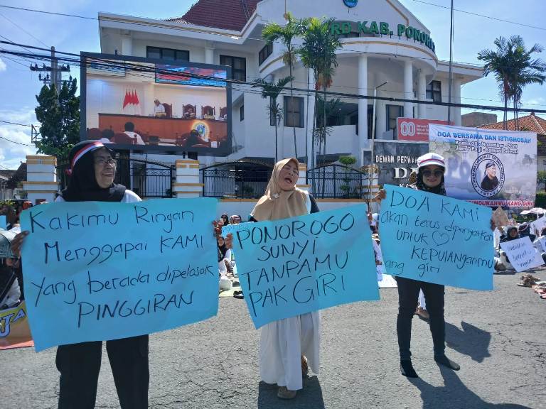 Prihatin Penangkapan Bupati, Emak-Emak Aksi di Depan DPRD Ponorogo