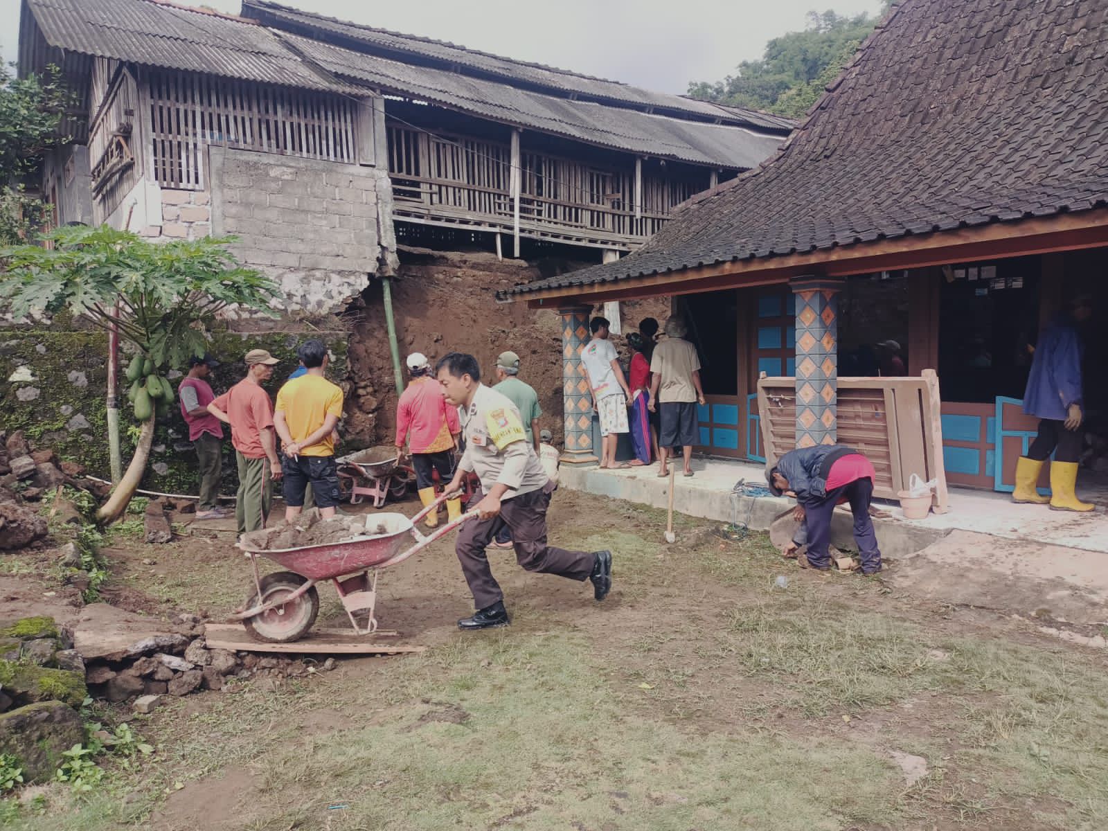 Polisi Ngawi Bersama Warga Laksanakan Pembersihan Pasca Longsor di Kendal 