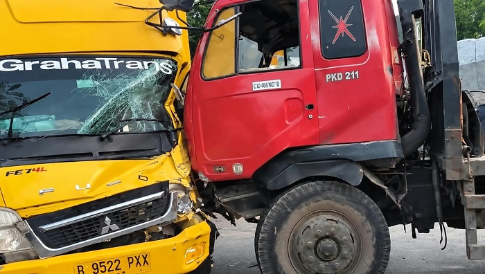 Hilang Kendali, Truk Boks Tabrak Median dan Trailer di Jalan Laksda M Nasir Surabaya