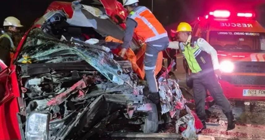 Hiace Hantam Truk di Tol Jomo, Empat Penumpang Tewas
