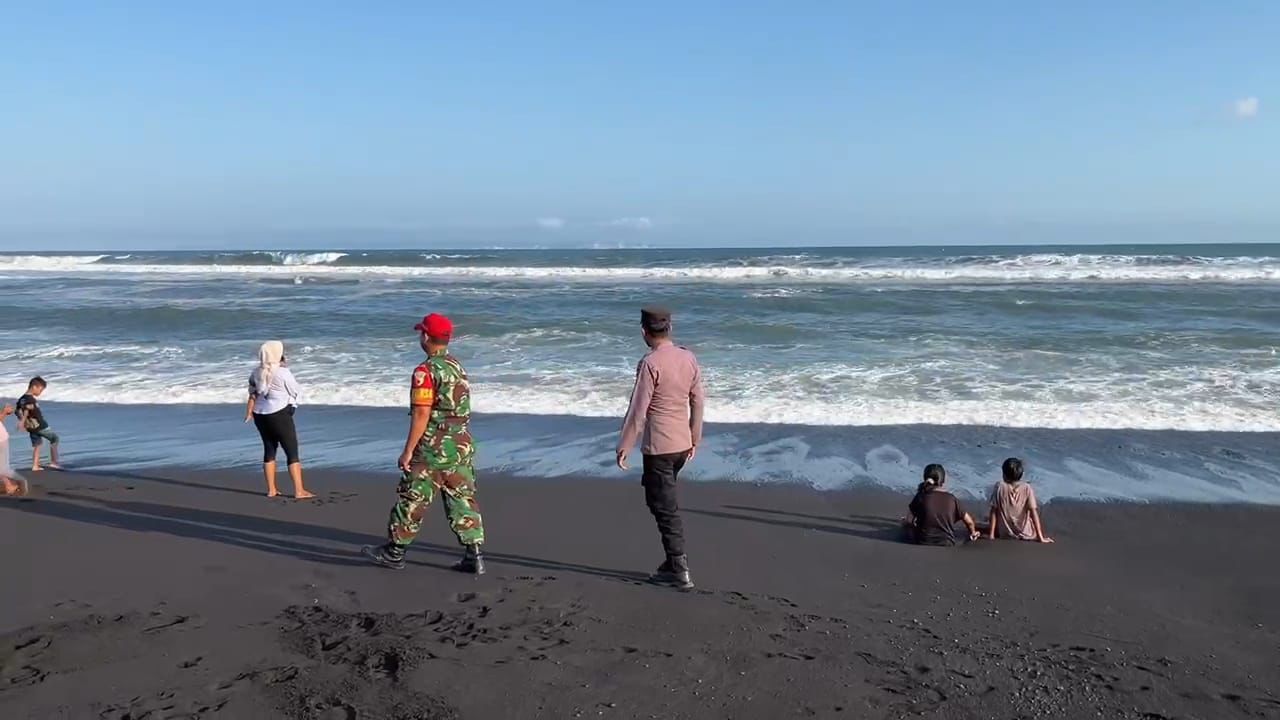 Kolaborasi Tiga Pilar Desa Selok Awar Awar Monitoring Objek Wisata Pantai Watu Pecak