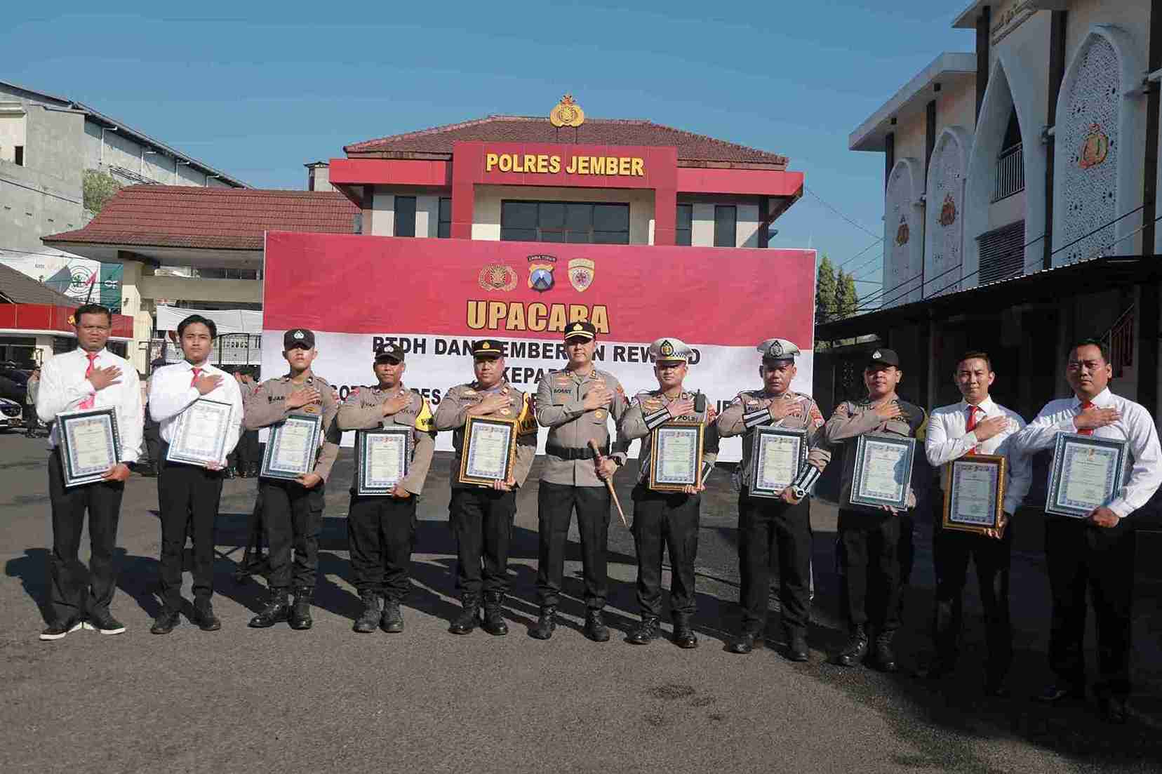 Tegakkan Disiplin, Polres Jember Pecat Satu Anggota dan Beri Penghargaan 11 Polisi Berprestasi