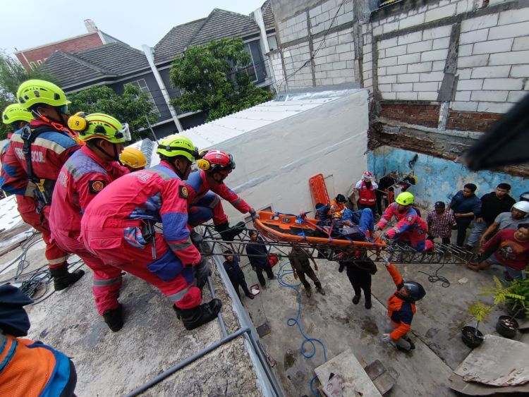 Pemuda Surabaya Tersengat Listrik Saat Pasang Kabel WiFi 