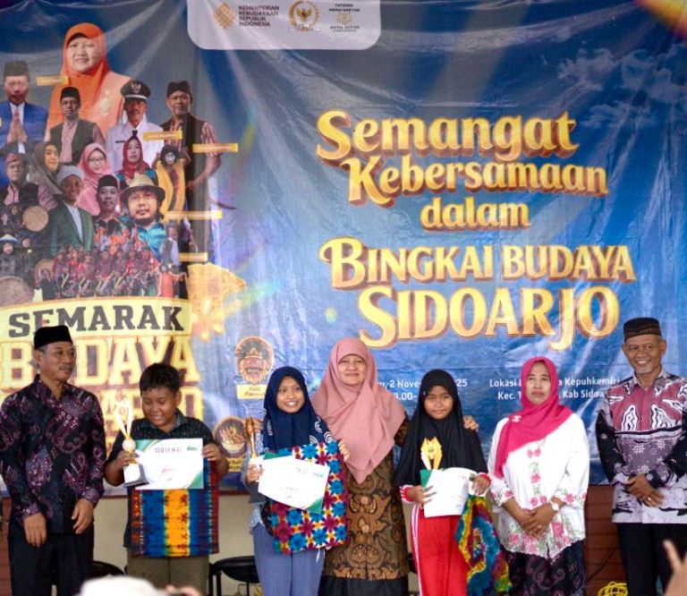 Hangatnya Semarak Budaya di Sidoarjo, Beri Beasiswa Hingga Aksi Reni Astuti Membatik Bersama Warga