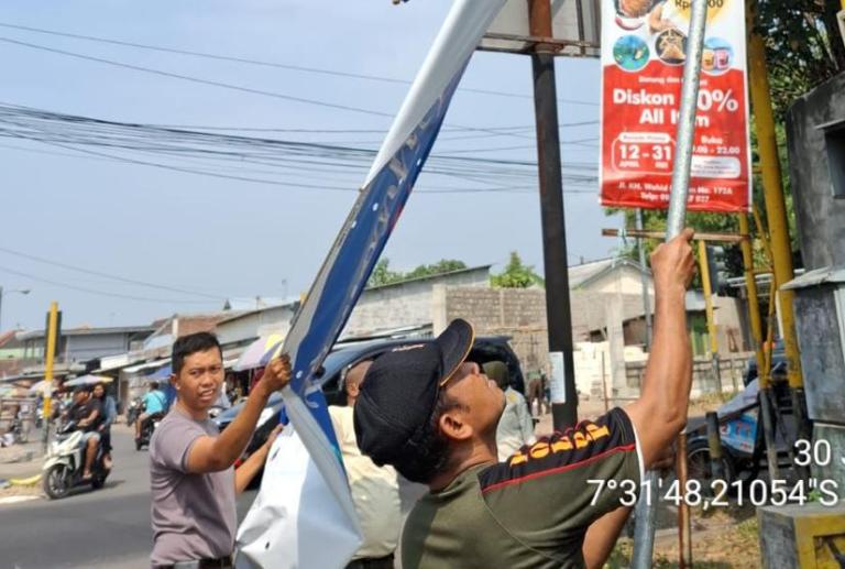 Reklame Liar Serbu Kota, Satpol PP Jombang Turun Tangan