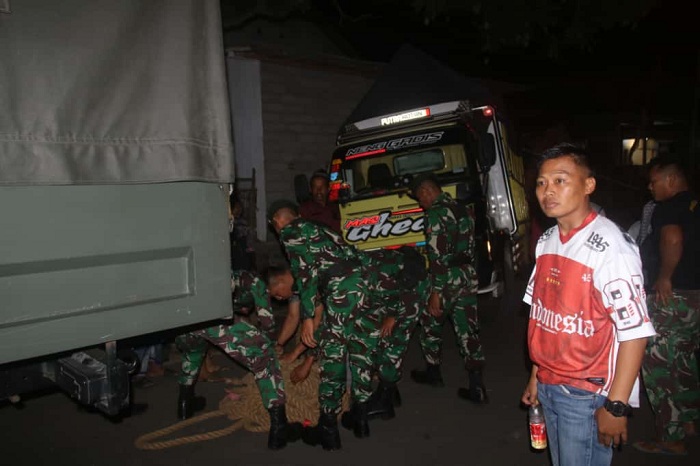 Peran Nyata TNI, Prajurit Yonif 514/SY Sigap Evakuasi Truk Pasir Terperosok di Bondowoso