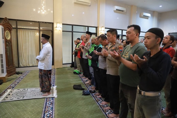 Kapolres Jember Bersama Ratusan Ojol Gelar Salat Gaib, Doakan Korban Aksi di Jakarta
