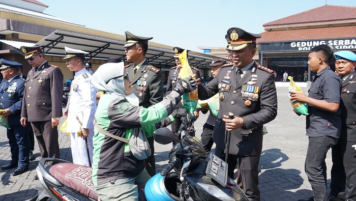 Hari Bhayangkara Ke-80, Polresta Sidoarjo Bagikan 3 Ton Beras untuk Warga