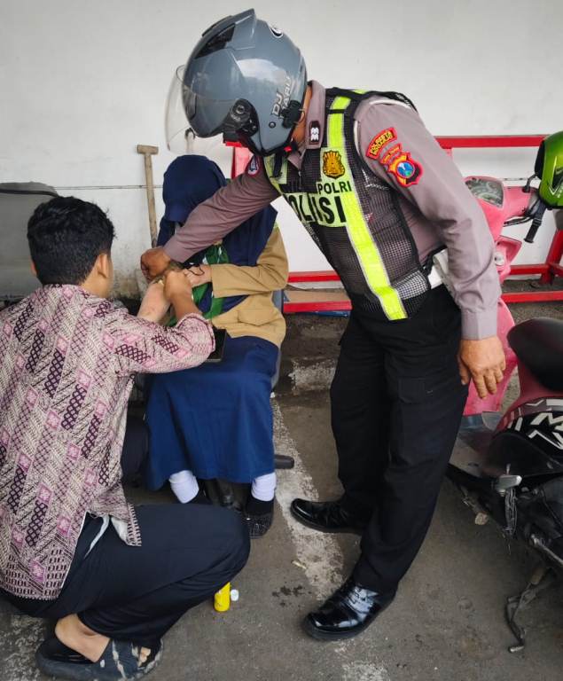 Respons Cepat Polisi Tangani Lakalantas di Kletek Sidoarjo