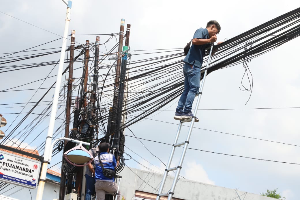 Kominfo Tulungagung Tertibkan Kabel Fiber Optik, Wujudkan Kota yang Rapi dan Aman