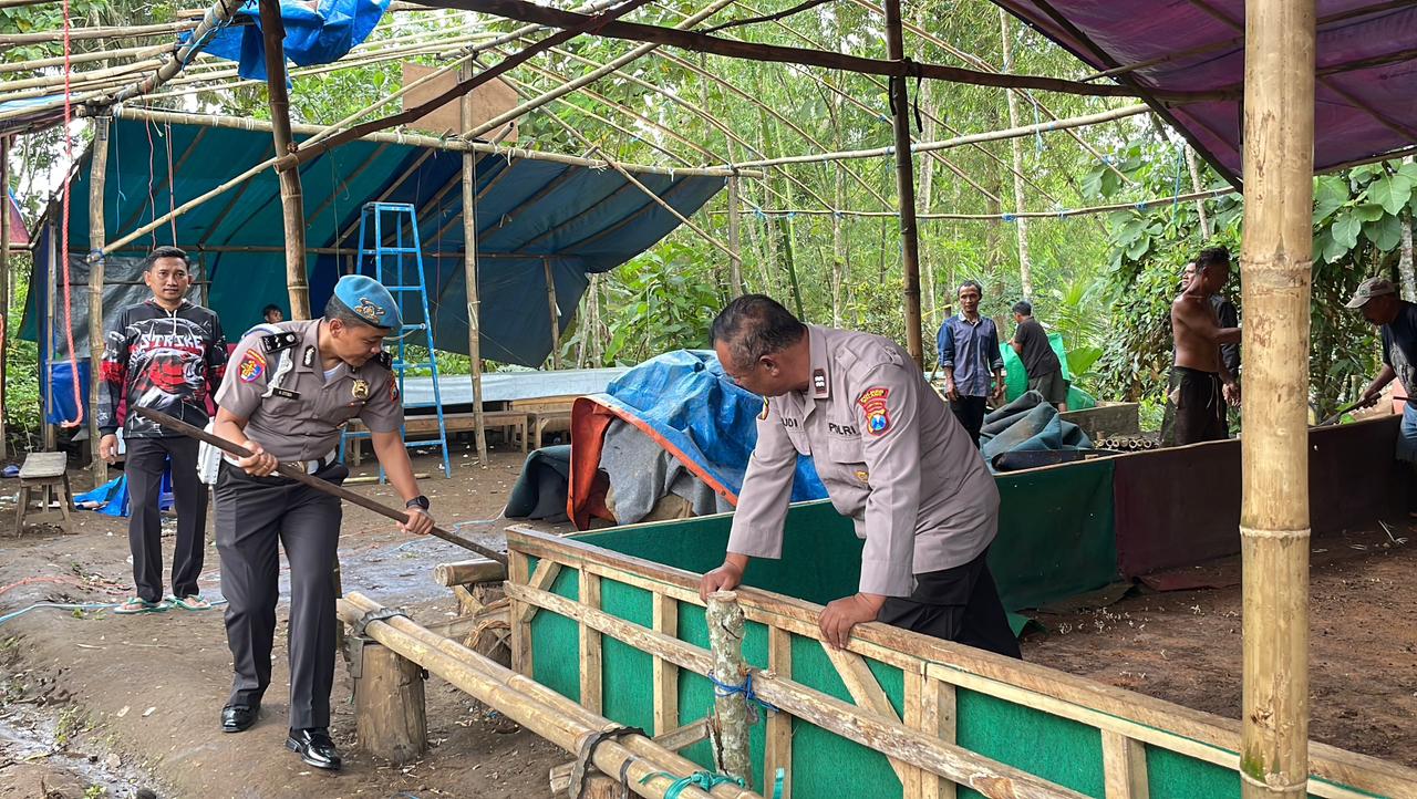 Respons Cepat Laporan Warga, Polres Malang Bongkar dan Bakar Arena Sabung Ayam di Gedangan