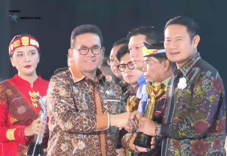 Bupati Lamongan Terima Penghargaan Primaniyarta 2025 Kategori Pendukung Ekspor