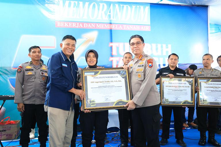 Kapolres Kediri Kota Terima Penghargaan dari SKH Memorandum atas Komitmen Jaga Keamanan dan Ekonomi Daerah