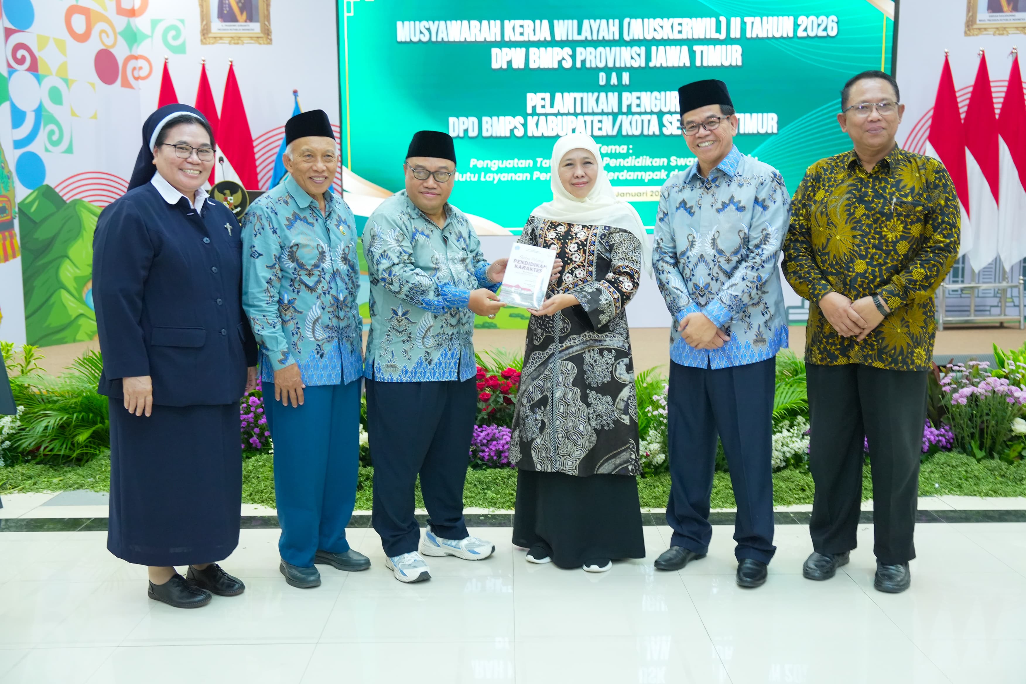 Khofifah Terima Penghargaan BMPS, Tegaskan Jatim Siap Jadi Lumbung Talenta Nasional