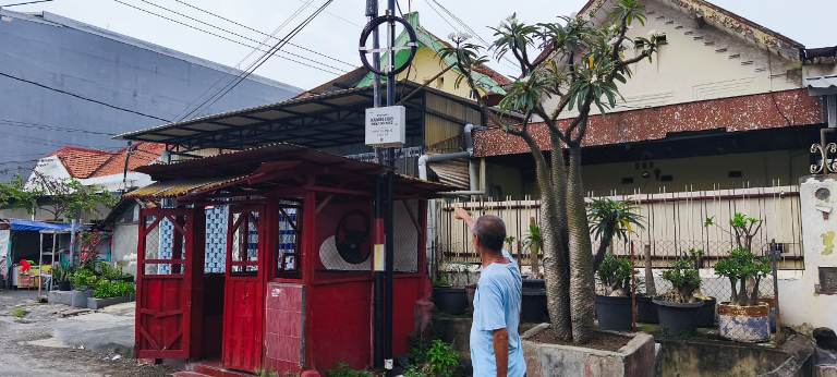 Warga Gembong Sawah Protes Pemasangan Tiang Ilegal Provider Internet di Wilayahnya