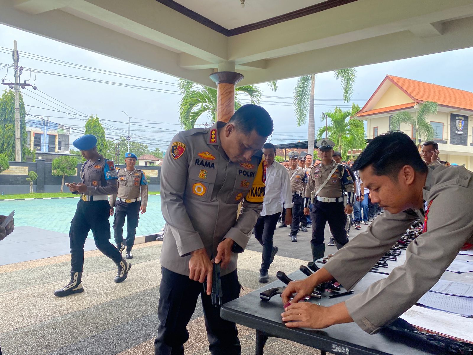 Kapolresta Banyuwangi Perketat Pengawasan, Gelar Pemeriksaan Rutin Senpi Dinas Anggota