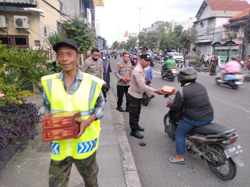 Polsek Gedangan Sidoarjo Tebar Kebaikan dengan Bagikan 150 Takjil Ramadan