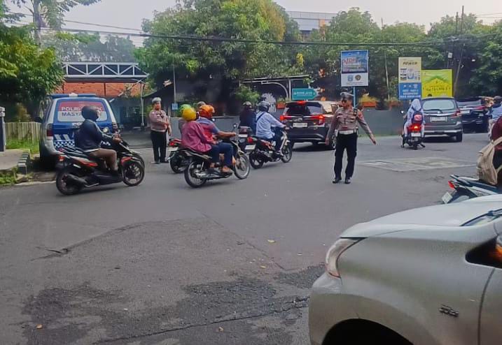 Polsek Gayungan Intensifkan Pengaturan Lalu Lintas di Pertigaan 