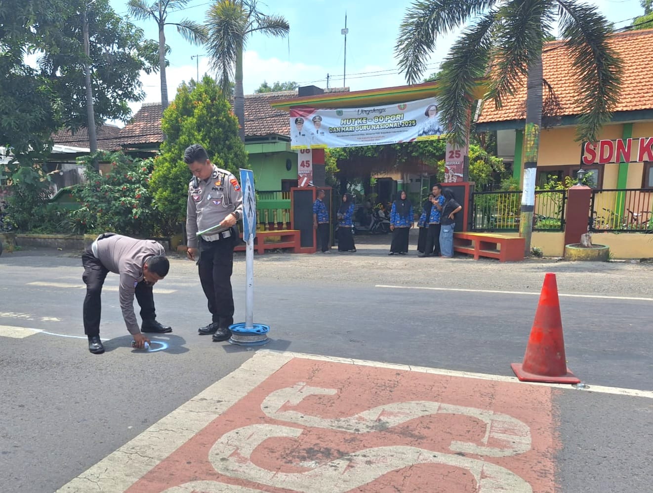 Gagal Nyalip, Pengendara Motor Tewas Terlindas Truk