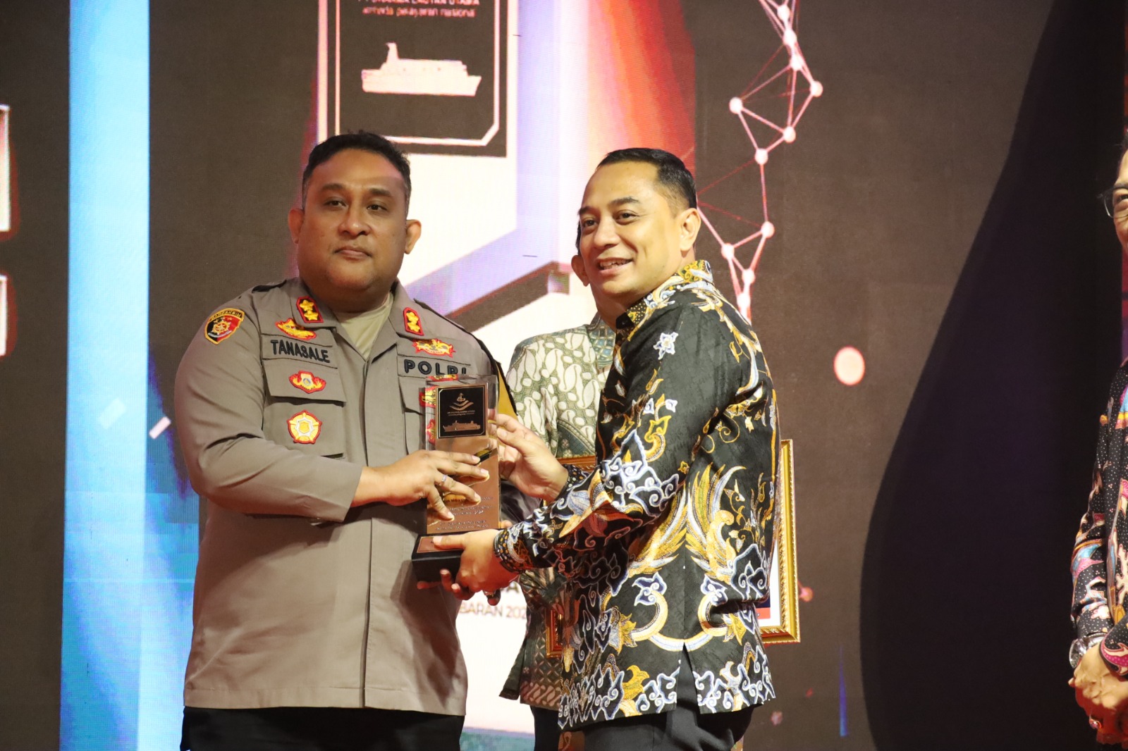 Kapolres Pelabuhan Tanjung Perak Terima Penghargaan dari PT DLU Kategori Fasilitator