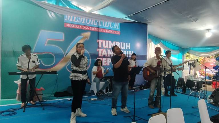 HUT Ke-56 SKH Memorandum Dimeriahkan Penampilan Yoyok Fals