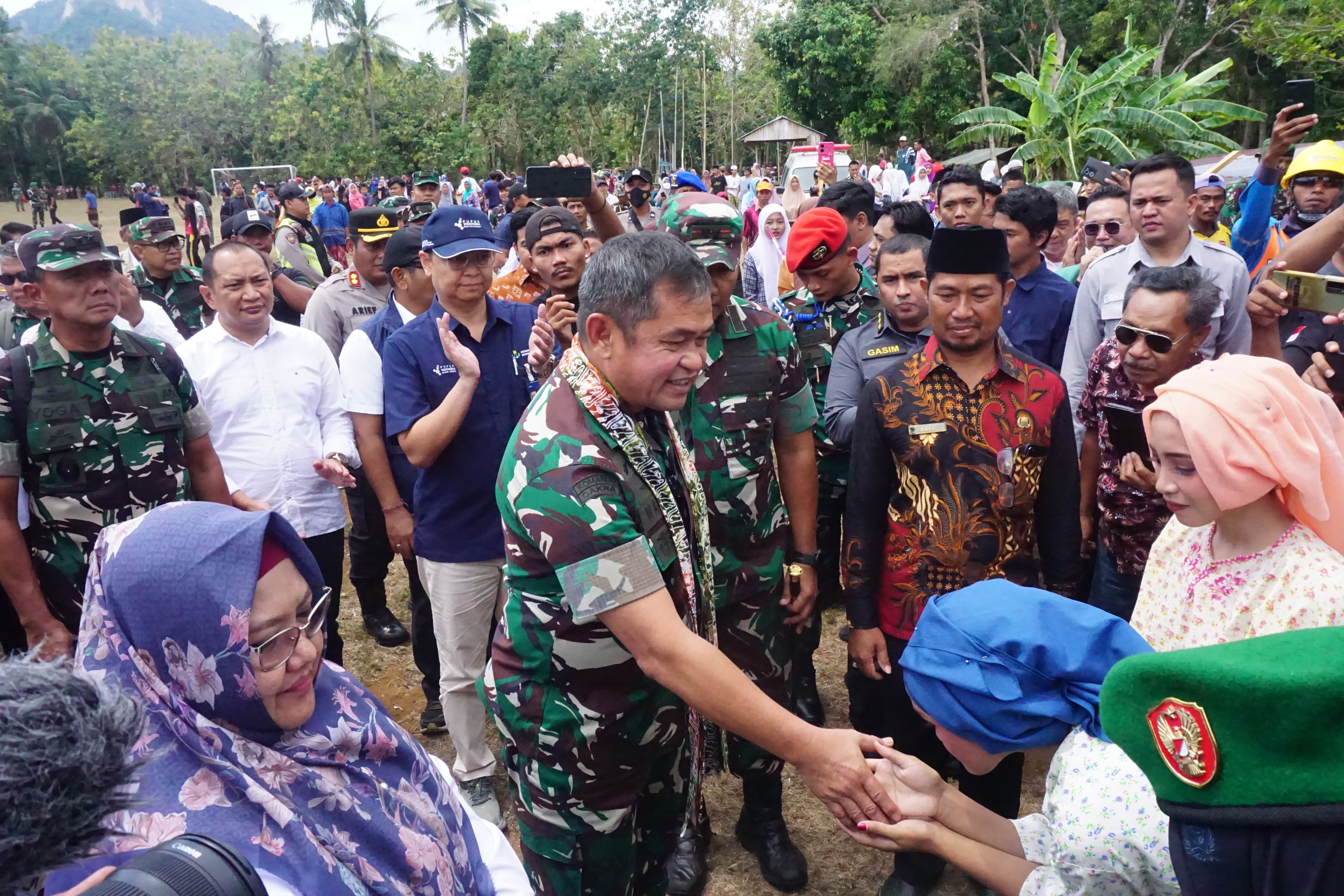 Kapolres Gresik Dampingi KASAD Resmikan Program Pipanisasi TNI Manunggal Air di Bawean