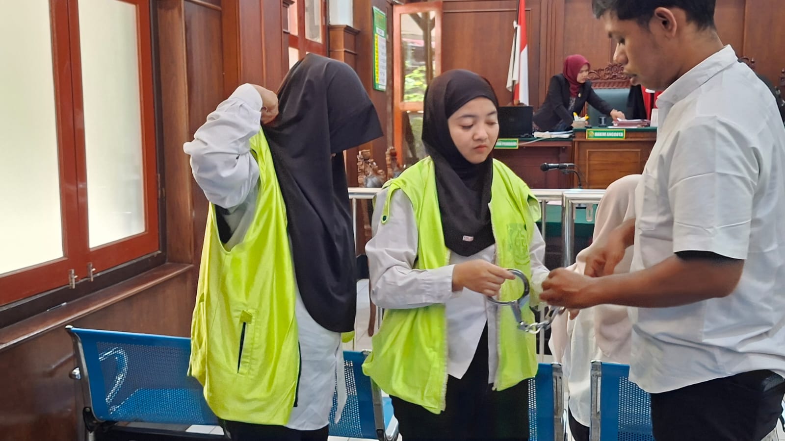 Gasak Emas Rp2,4 M dari Brankas Toko, Dua Karyawati Divonis 3 Tahun Lebih