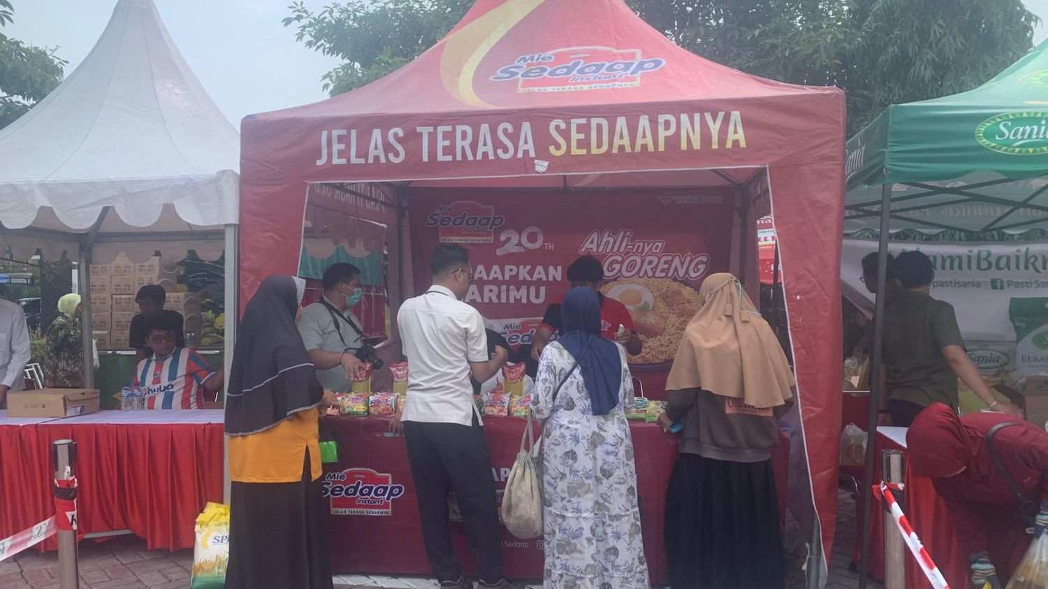 Sediakan Sembako Harga Miring, Pasar Murah Kejari Gresik Diserbu Warga