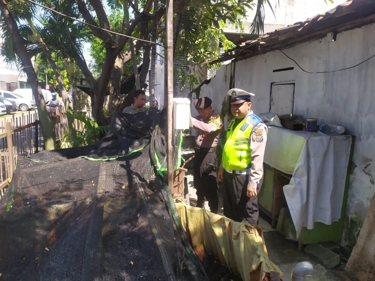 Perkuat Ketahanan Pangan, Polsek Semampir Dukung Budidaya Lele 