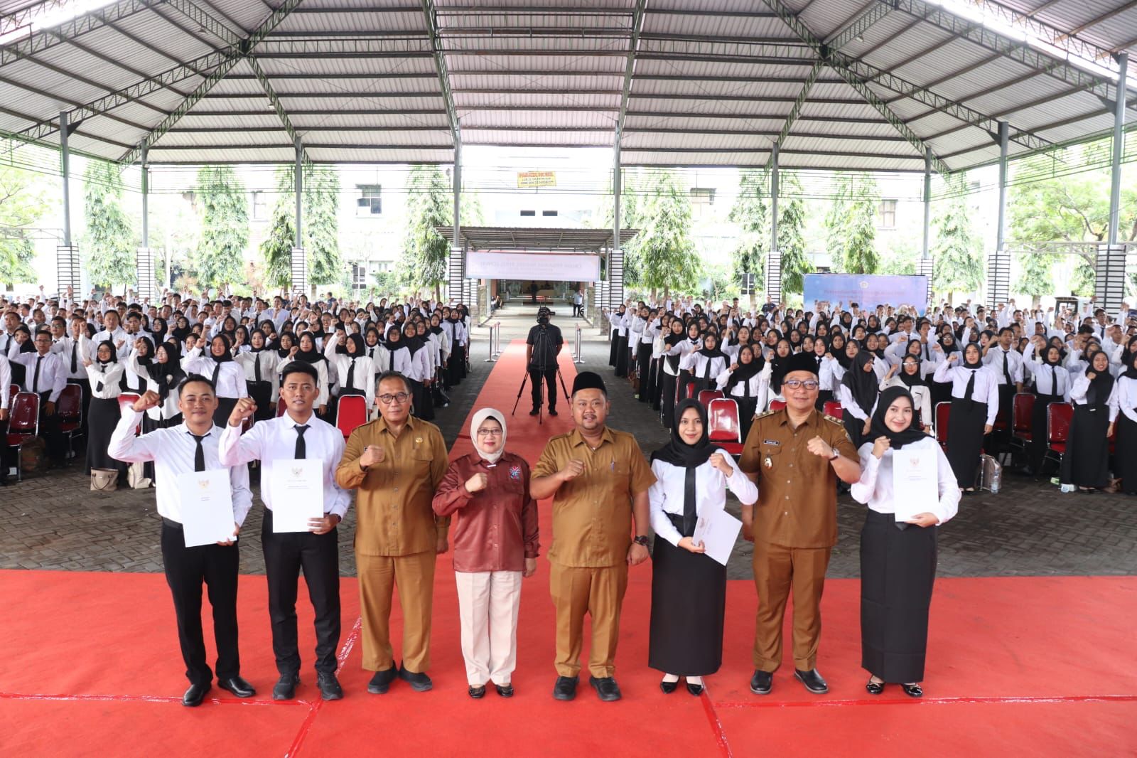 Gresik Jadi yang Pertama Serahkan SK CPNS 2024 di Jatim, ASN Muda Siap Bertugas 