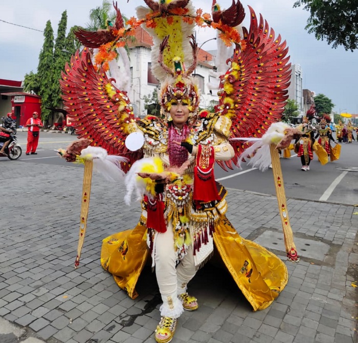 Model Lamongan Pukau Surabaya Fashion Festival 2025 dengan Kostum Cendrawasih 25 Kilogram