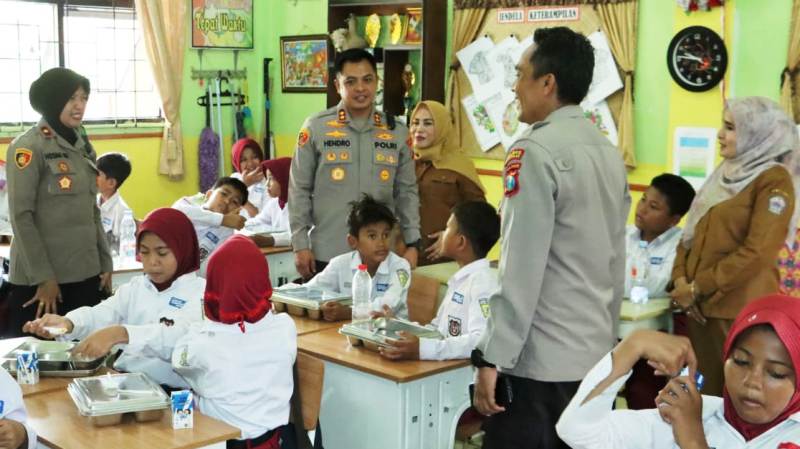 Kapolres Bangkalan Pantau Langsung Dapur SPPG Kemala Bhayangkari, Distribusikan 1.247 Porsi MBG ke 4 Sekolah