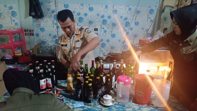 Razia Warkop dan Kafe di Jalur Pantura, Satpol PP Gresik Amankan Puluhan Botol Miras