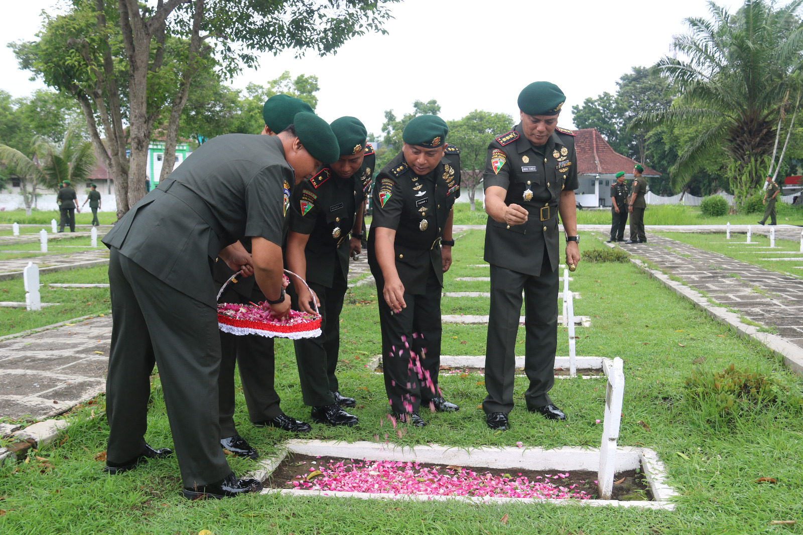 Peringati Hari Juang TNI AD dan HUT Ke-75 Kodam V/Brawijaya, Kompak Tabur Bunga