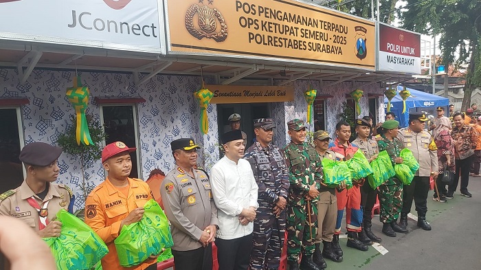 Tinjau Pos Pam, Forkopimda Surabaya Bagikan Sembako untuk Petugas Gabungan