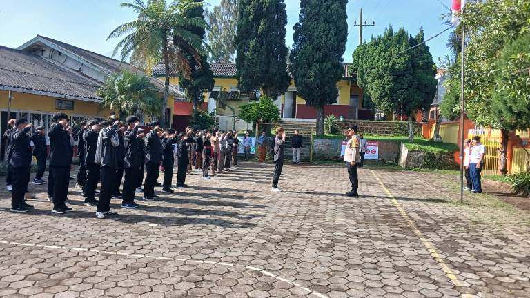 Kapolsek Tosari Jadi Pembina Upacara di SMA Baithani, Tekankan Disiplin dan Bijak Bermedsos