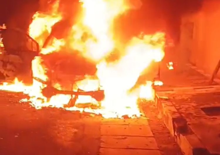 Diduga Korsleting, Toyota Veloz Hangus Terbakar di Manyar Jaya Surabaya