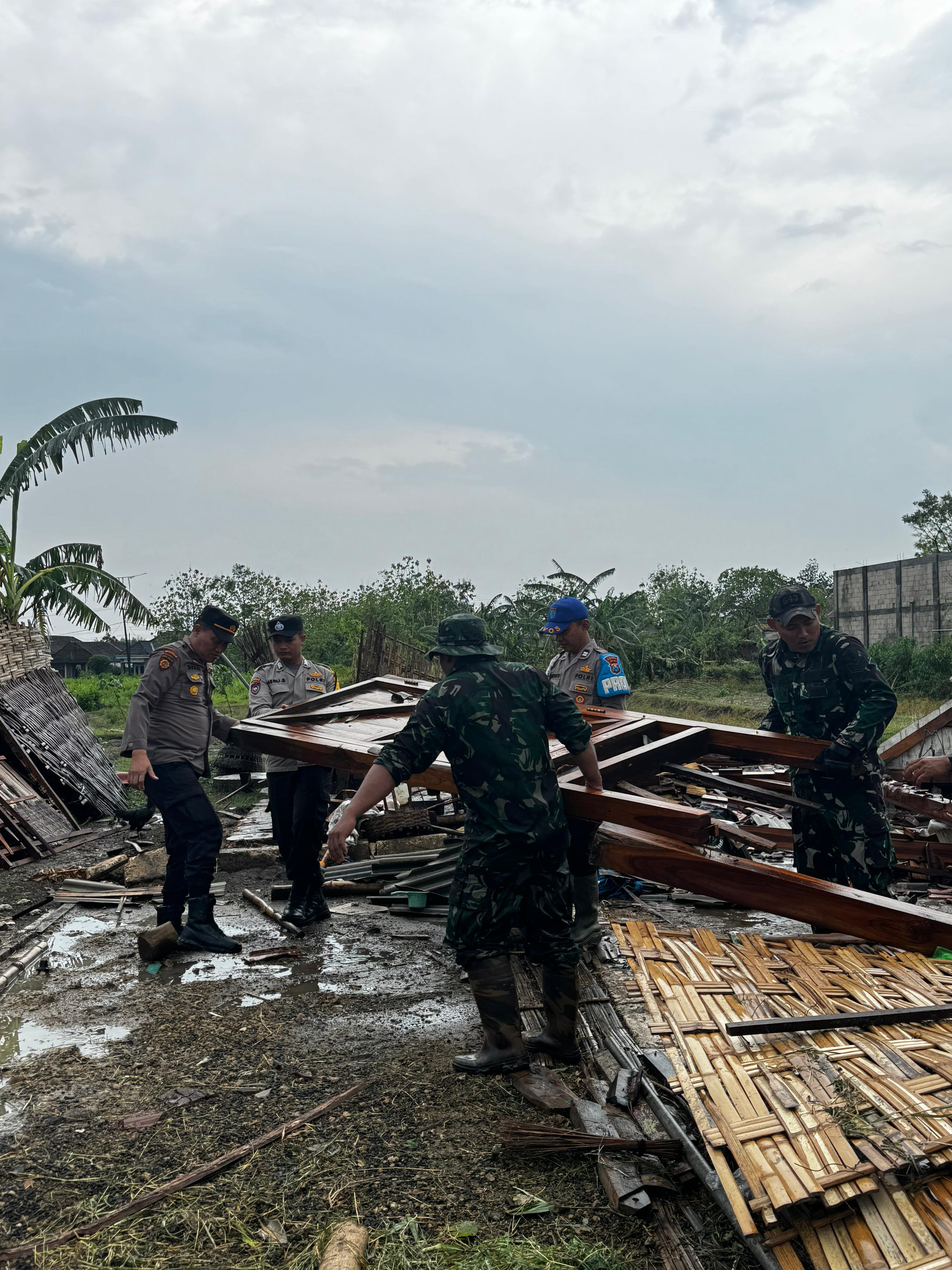 Polsek Kedungadem Bersama TNI Bantu Warga Terdampak Puting Beliung