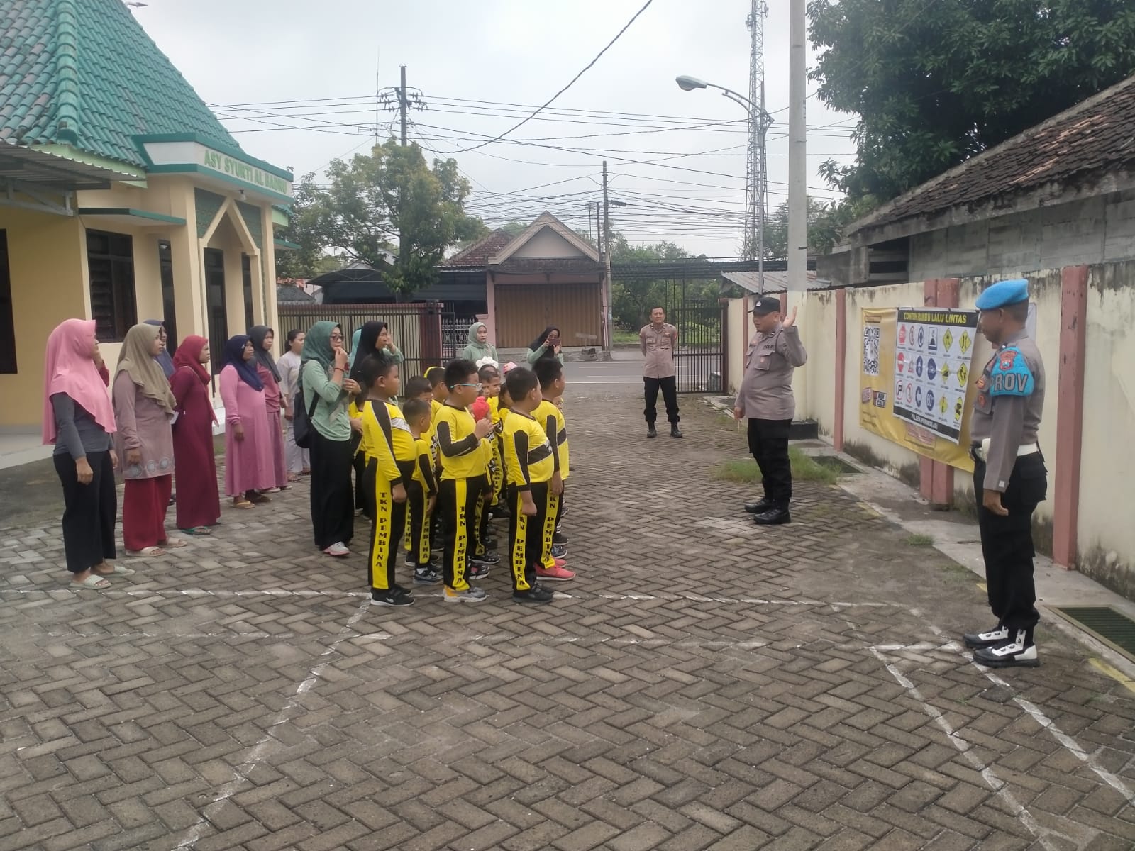 Bimbingan Berlalu Lintas, TK Negeri Pembina Kunjungan ke Polsek Purwosari